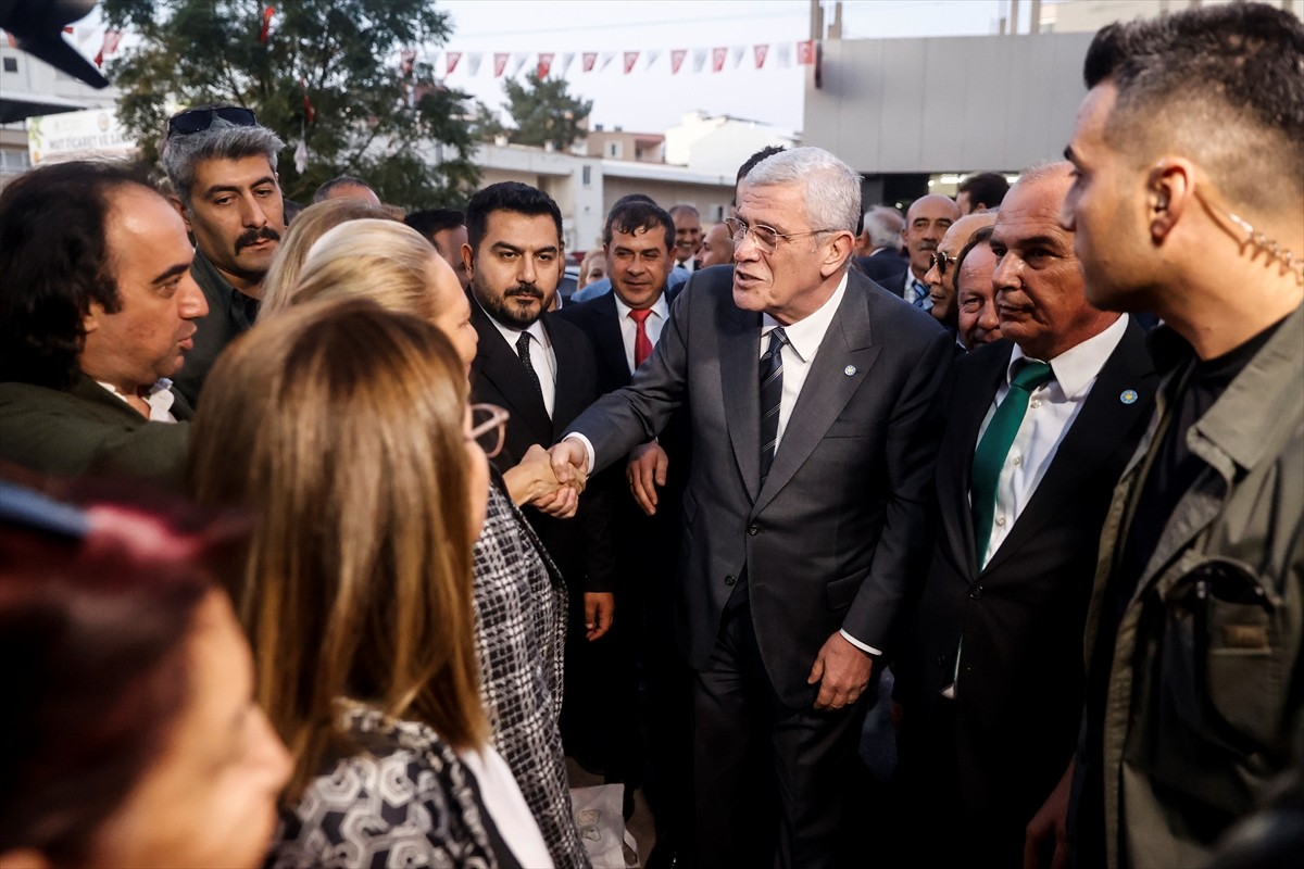 İYİ Parti Genel Başkanı Müsavat Dervişoğlu (ortada), "2. Mut Zeytin ve Zeytinyağı Festivali"ne...