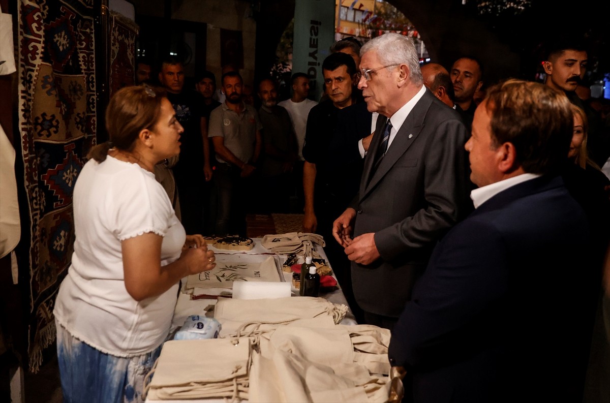 İYİ Parti Genel Başkanı Müsavat Dervişoğlu (ortada), "2. Mut Zeytin ve Zeytinyağı Festivali"ne...