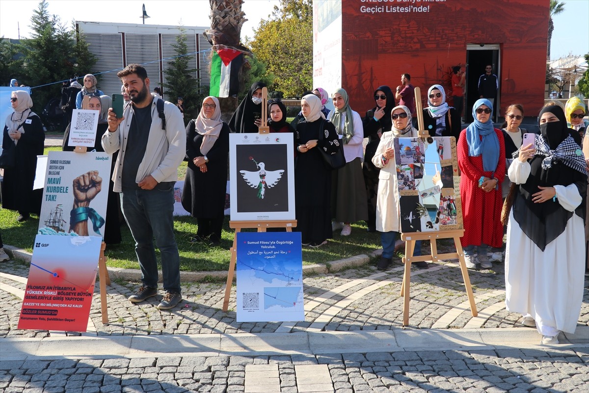İzmir'de İsrail ablukasını kırarak insani yardım ulaştırmayı hedefleyen Küresel Sumud Filosu'na...