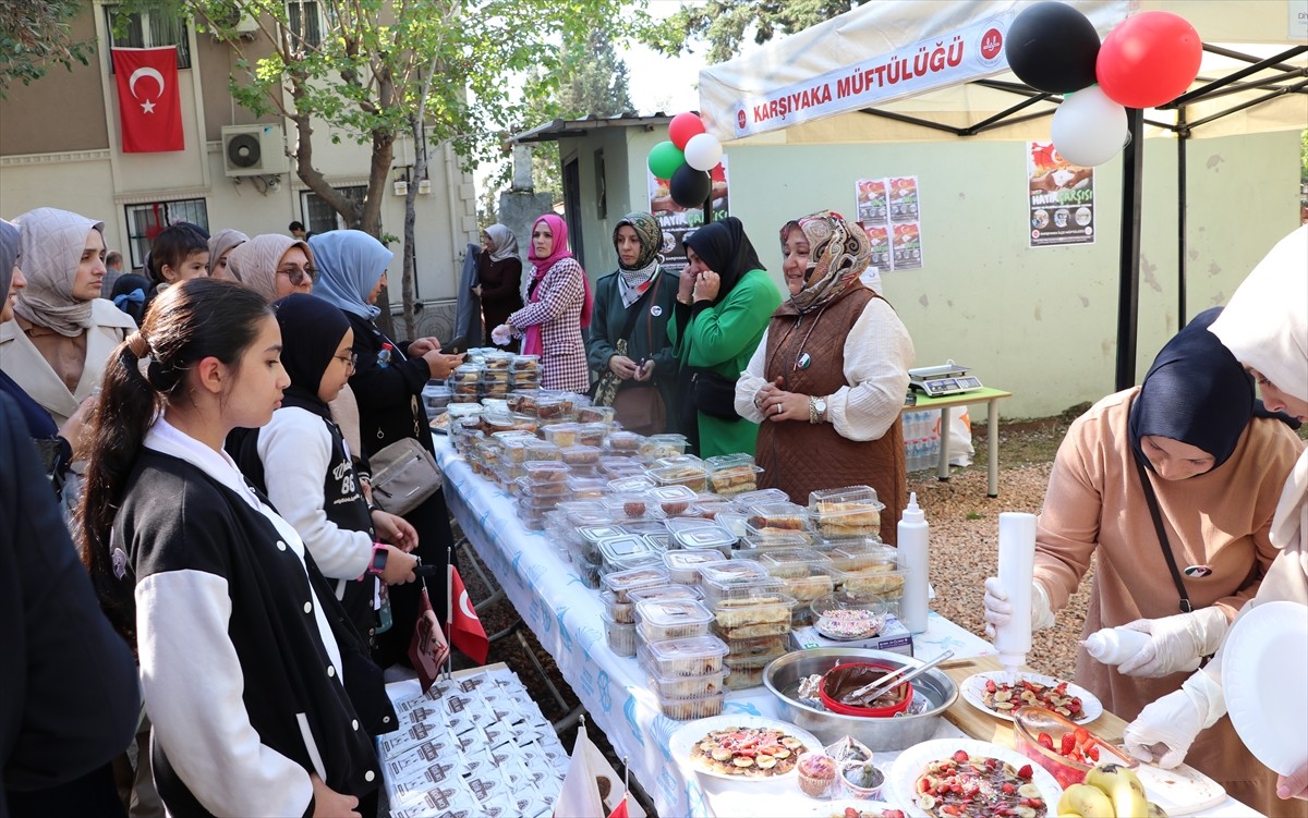 İzmir'de, Karşıyaka İlçe Müftülüğü tarafından Gazze'ye yardım amacıyla "hayır çarşısı" açıldı....