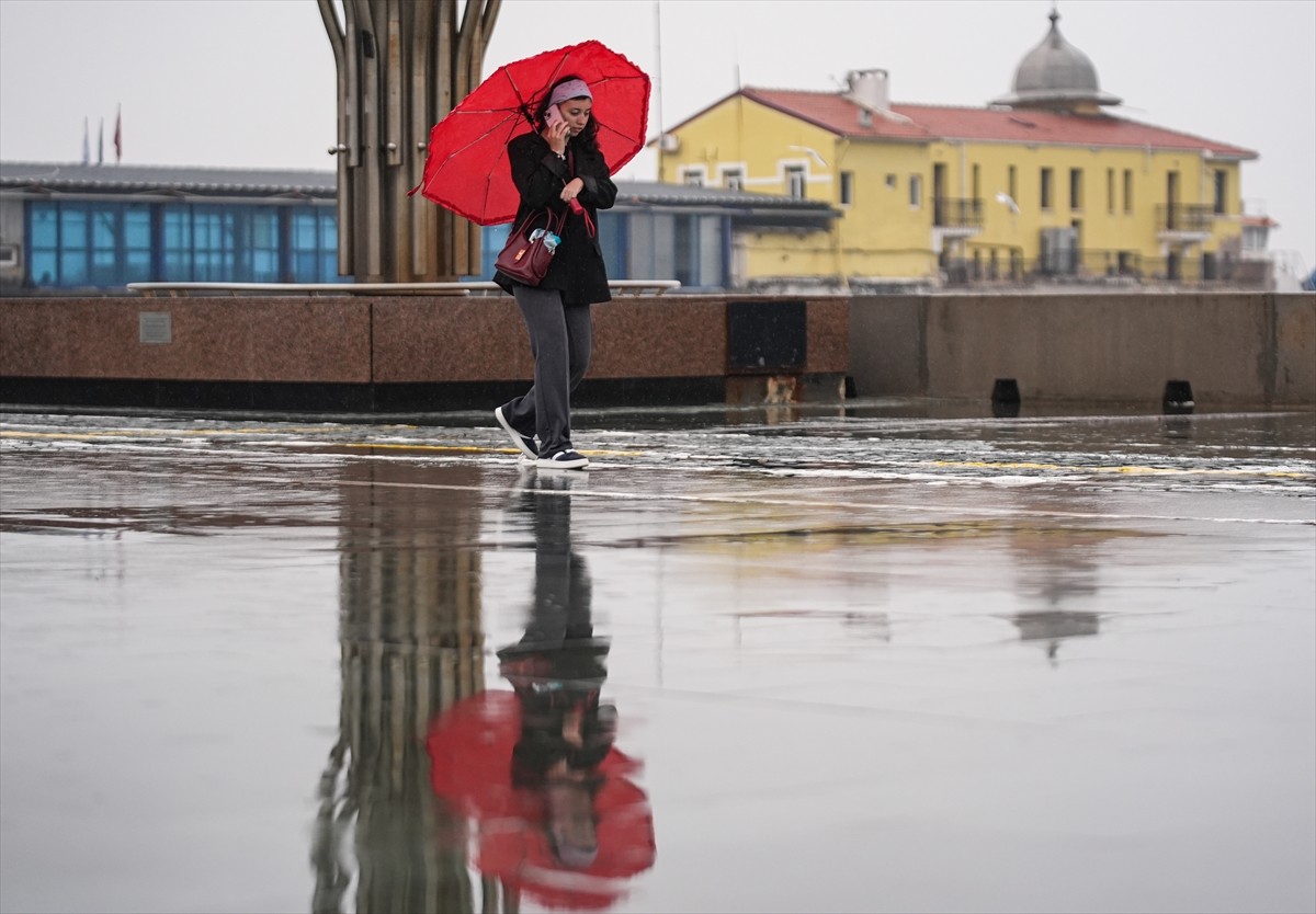 İzmir'de öğle saatlerinde yağmur yağdı. Bazı vatandaşlar yağmurdan kafalarına poşet takarak...