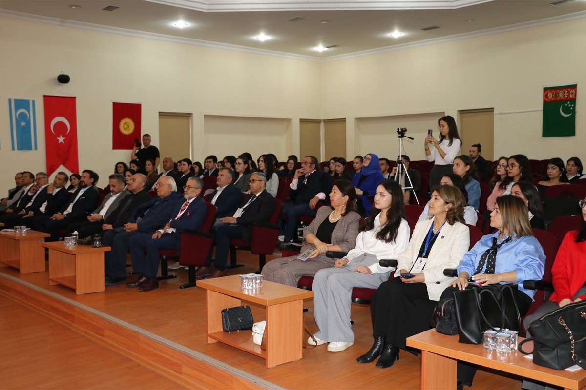 İzmir'de "ekonomi ve uluslararası ilişkilerde işbirliği, rekabet, entegrasyon" temasıyla...