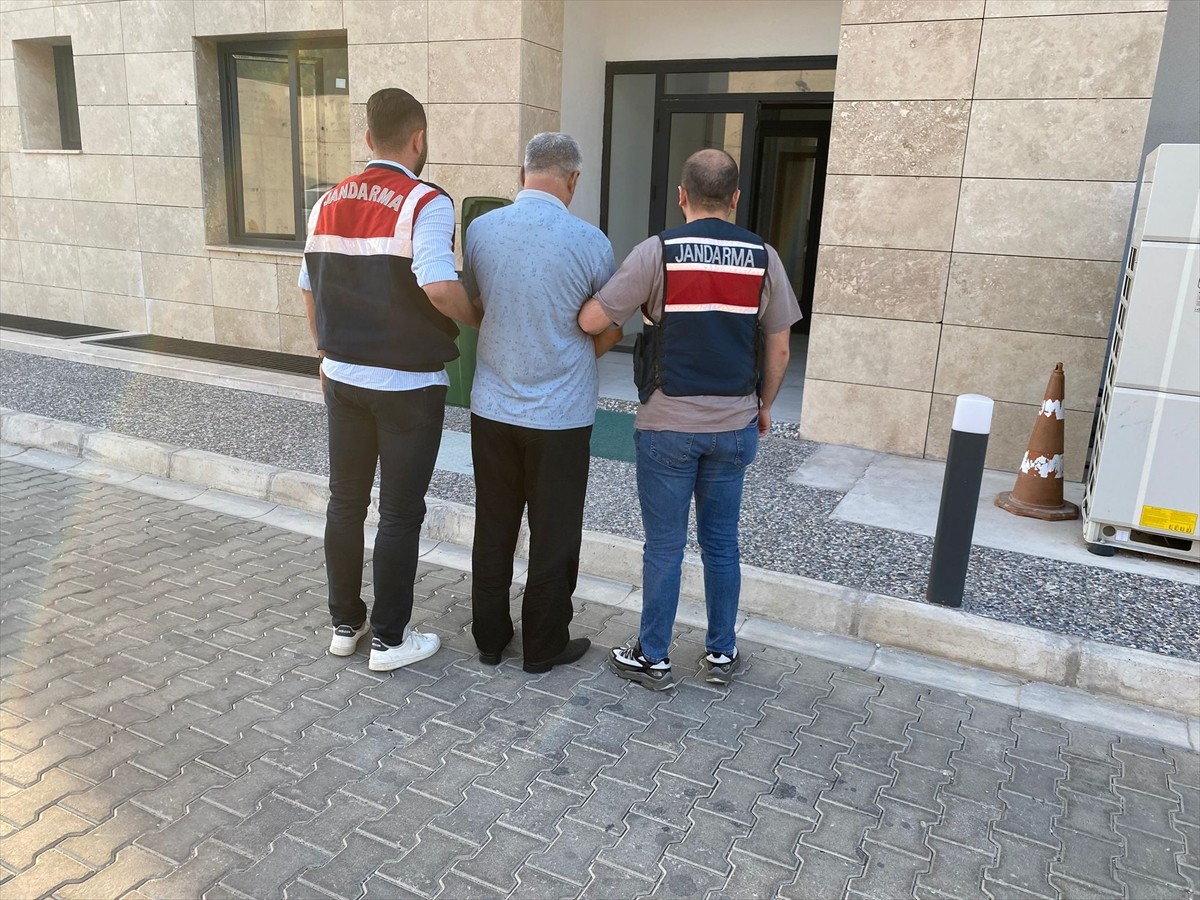 İzmir'de terör örgütü DEAŞ'a yönelik operasyonda 4 şüpheli gözaltına alındı.