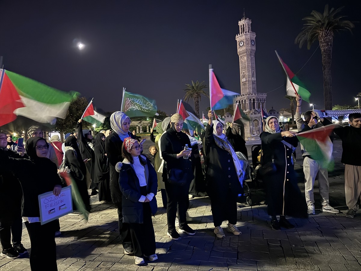 İzmir'de toplanan çok sayıda kişi, ablukayı kırmak ve insani yardım ulaştırmak amacıyla Gazze'ye...