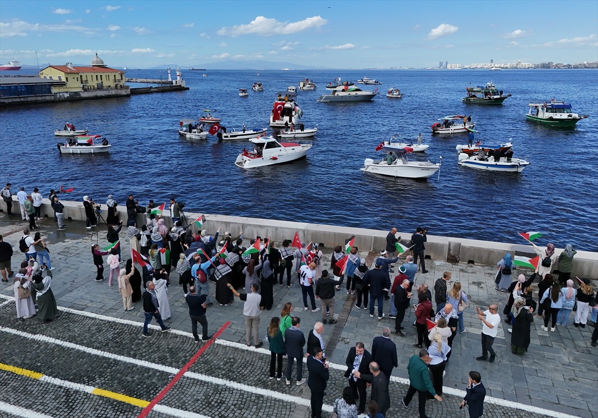 İzmir'de, Türk ve Filistin bayraklarıyla denize açılan tekneler Filistin ile Gazze'ye insani...