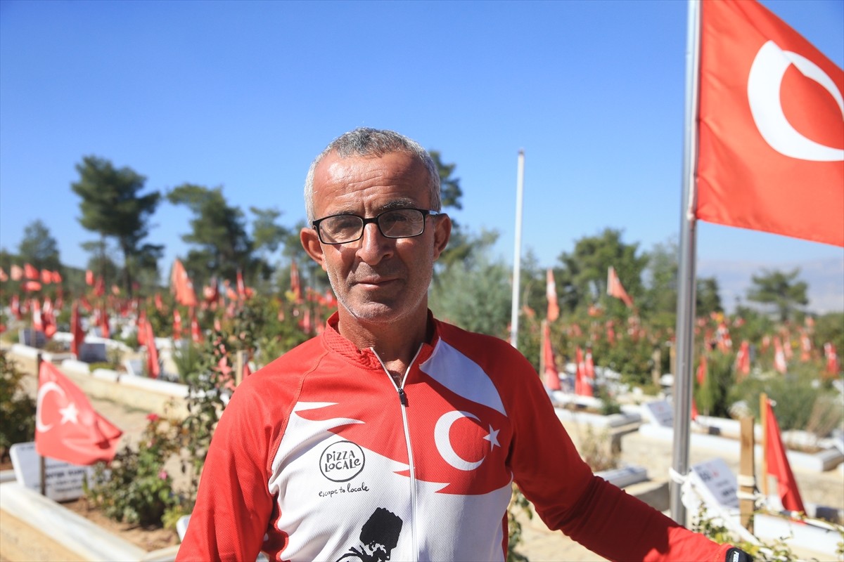 İzmir'de yaşayan Orhan Kotluk, deprem farkındalığı oluşturmak ve deprem şehitlerini anmak amacıyla...