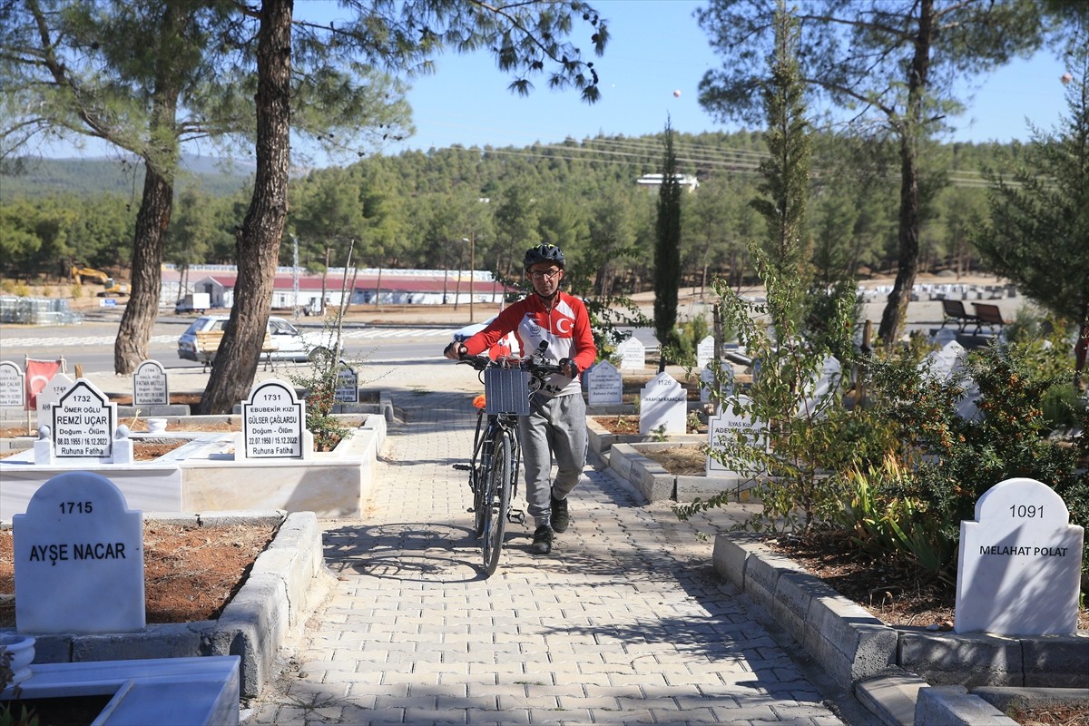 İzmir'de yaşayan Orhan Kotluk, deprem farkındalığı oluşturmak ve deprem şehitlerini anmak amacıyla...