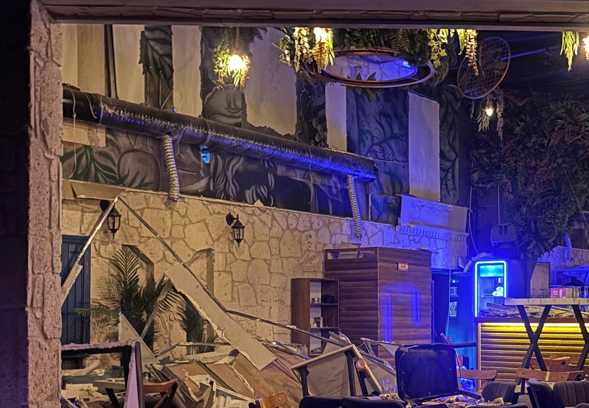 İzmir'in Bornova ilçesinde bir eğlence merkezinde dekor duvarın çökmesi sonucu 6 kişi...