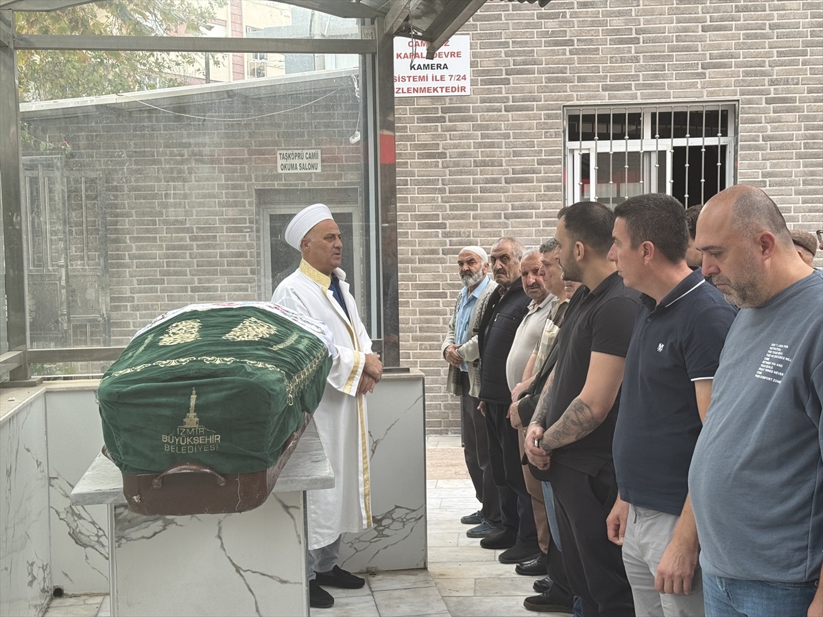 İzmir'in Bornova ilçesinde kocası tarafından tabancayla öldürülen kadının cenazesi toprağa...