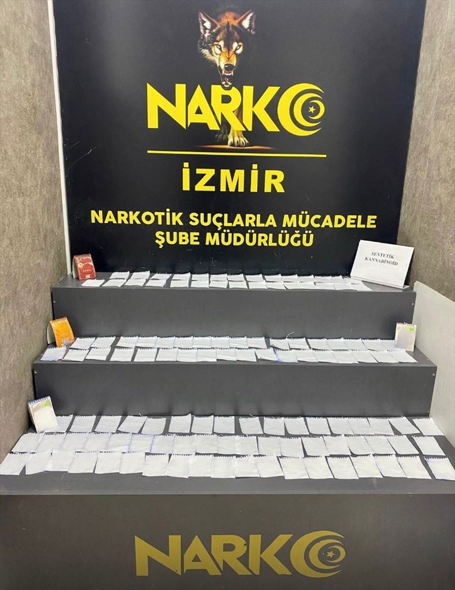 İzmir'in Bornova ilçesinde polis denetiminde uyuşturucuyla yakalanan 2 zanlı tutuklandı. Yapılan...