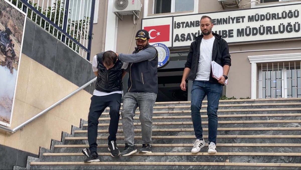  Kadıköy'de 2 evden hırsızlık yaptıkları ve park halindeki otomobili çaldıkları belirlenen 2...