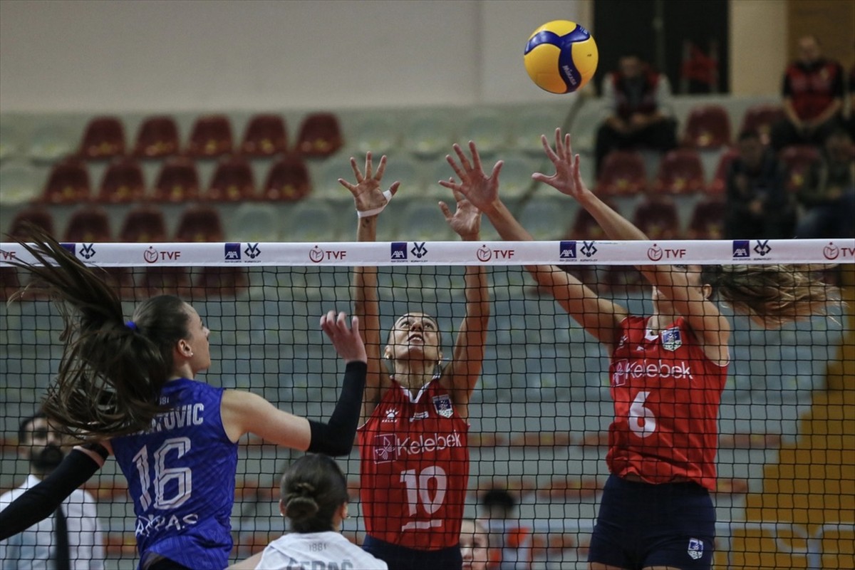 Kadınlar AXA Sigorta Kupa Voley 3. Grup'ta Aydın Büyükşehir Belediyespor ile Bahçelievler...