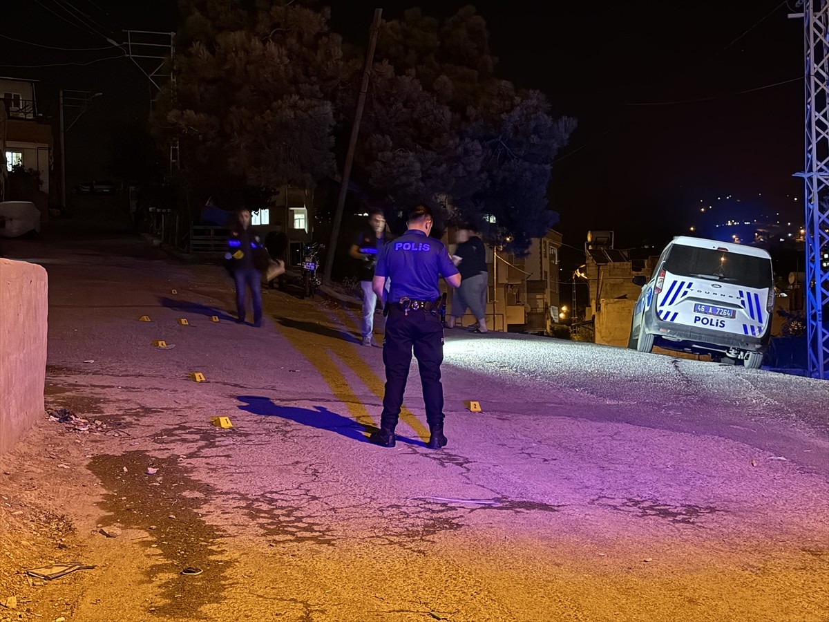 Kahramanmaraş'ın Dulkadiroğlu ilçesinde çıkan kavgada 6 kişi bıçakla yaralandı. Çevredekilerin...