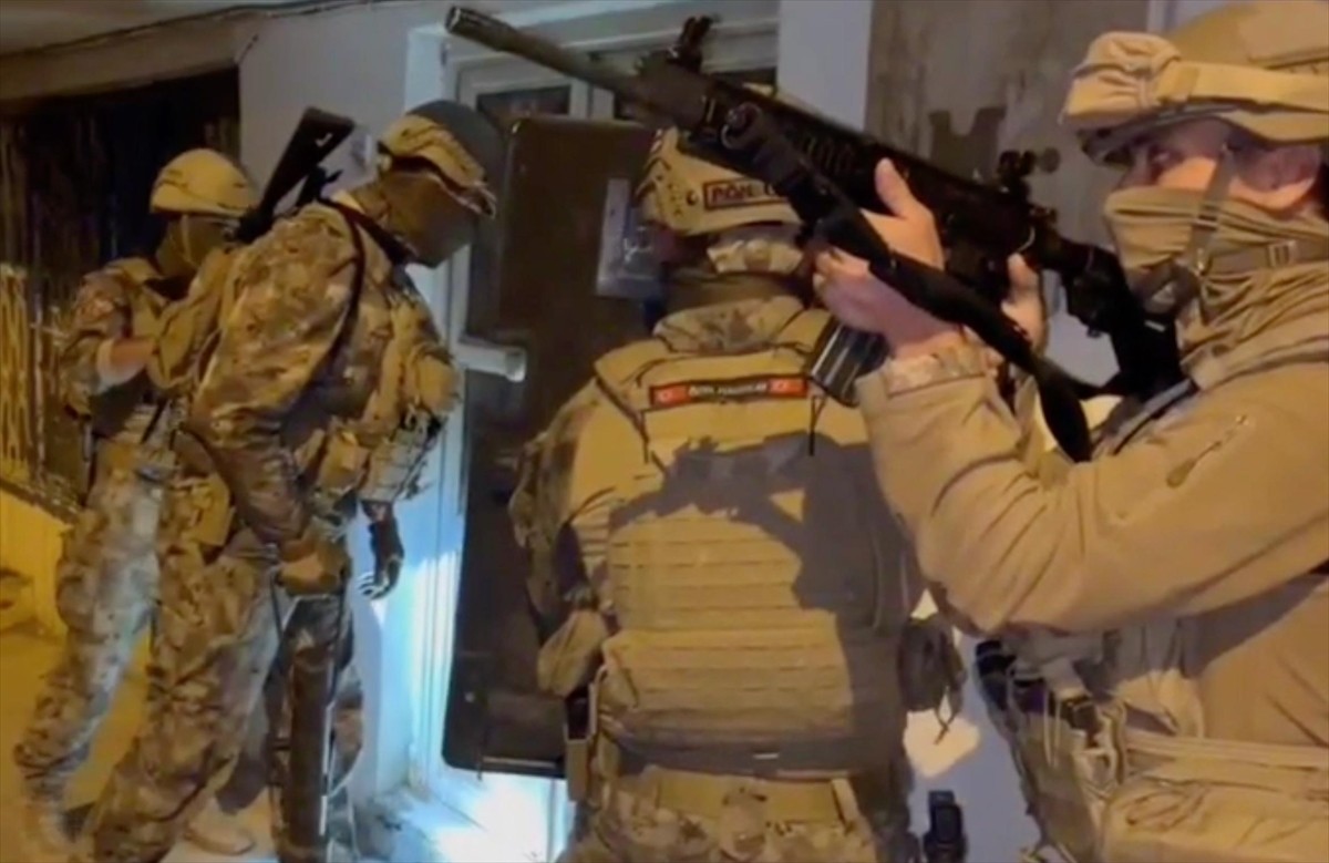 Kahramanmaraş'ta düzenlenen uyuşturucu operasyonunda gözaltına alınan 19 şüpheliden 15'i...