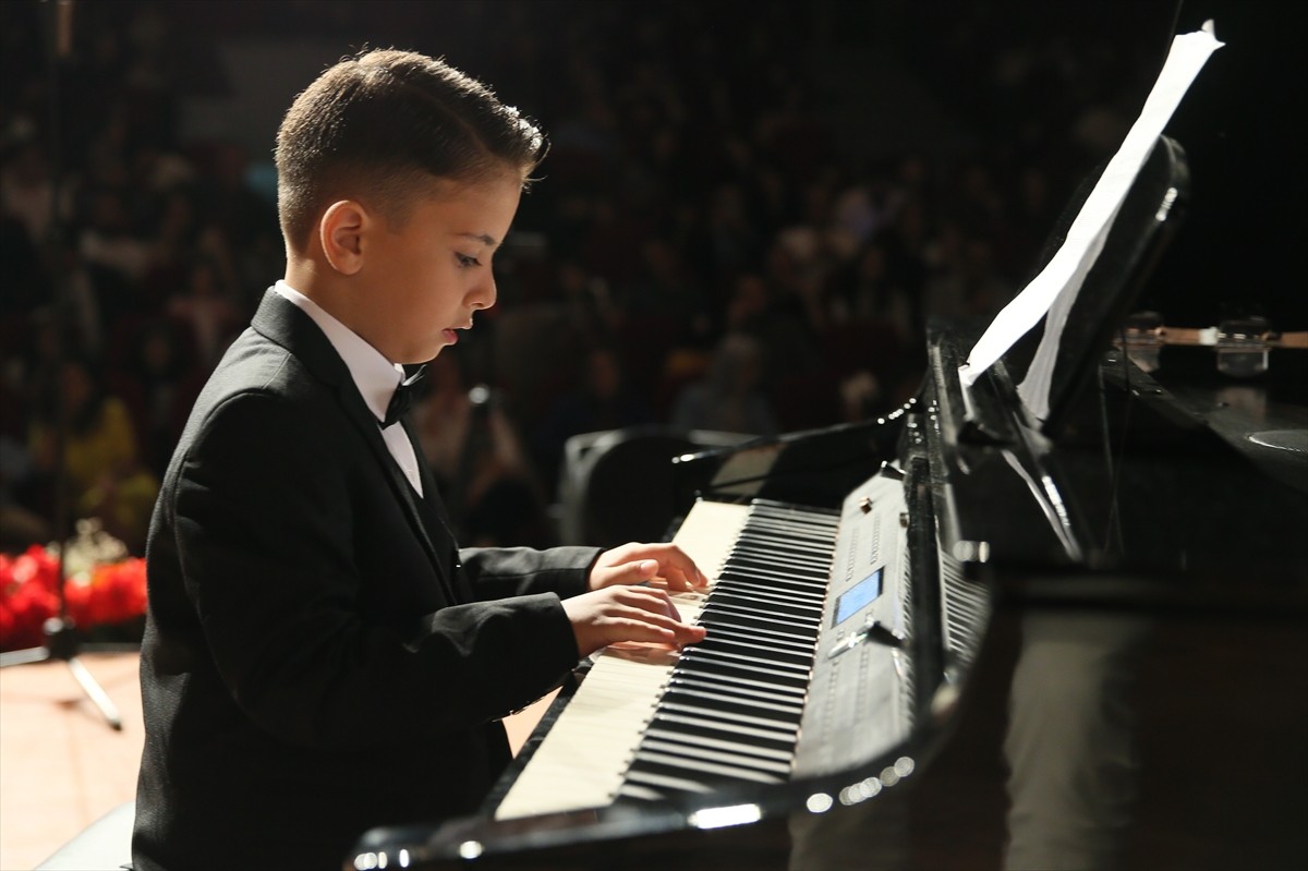 Kahramanmaraş'ta Filarmoni Sanat Akademisi öğrencileri, hazırladıkları konser ve resim sergisiyle...