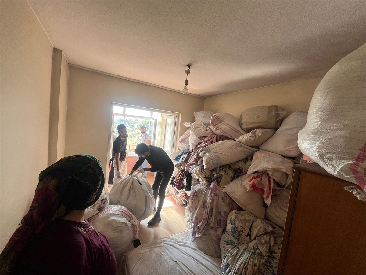 Karabük'te 1 kamyon çöp çıkarılan ev, belediye ekiplerince temizlendi.