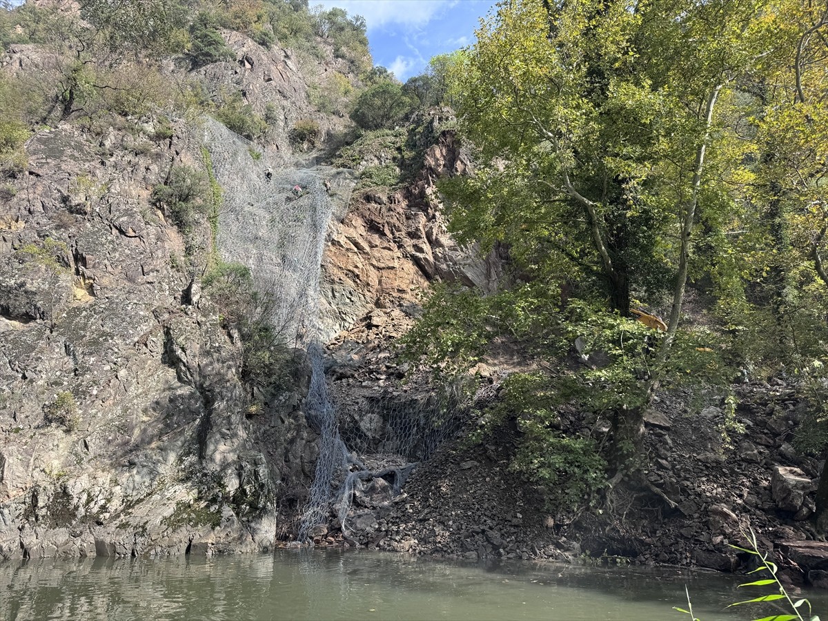 Karabük'te demir yolu hattının bir bölümünde heyelan meydana geldi.