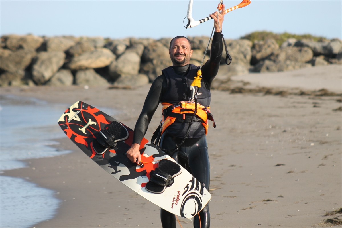  Karadeniz kıyılarının elverişli rüzgar koşulları, Samsun'da kitesurf (uçurtma sörfü) tutkunlarını...