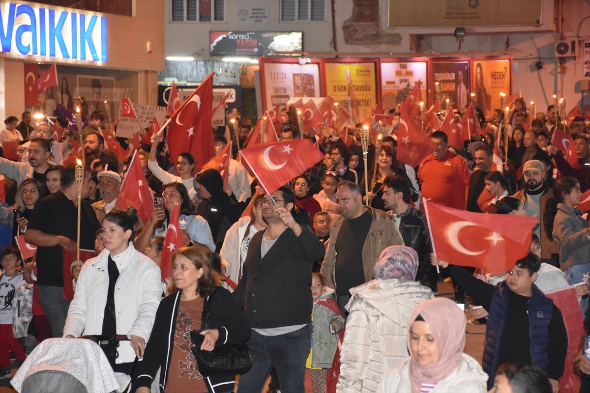 Karaman'da 29 Ekim Cumhuriyet Bayramı dolayısıyla fener alayı düzenlendi. Cumhuriyet Parkı'nda...
