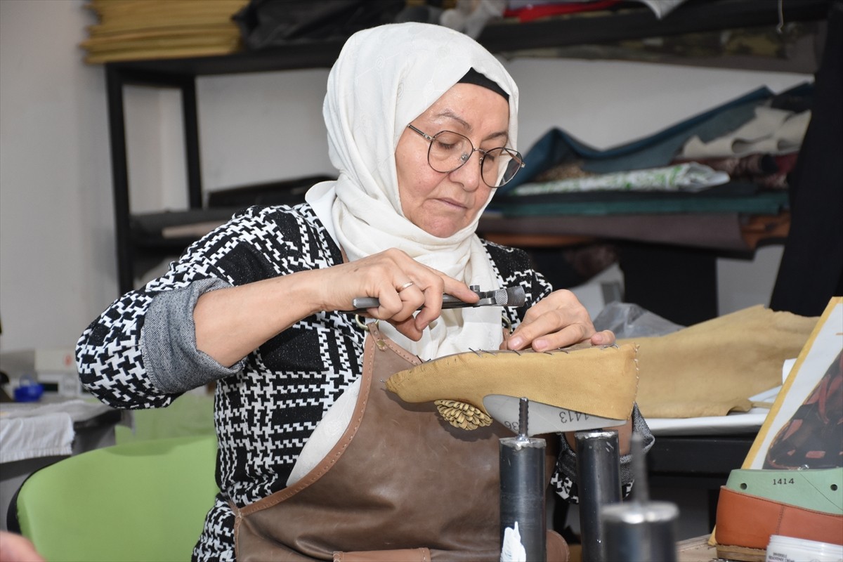 Karaman'da yaşayan 83 yaşındaki Ahmet Sağkaya, çocuk yaşta başladığı deri ayakkabı ve yemeni...