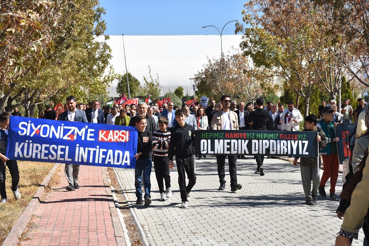 Karamanoğlu Mehmetbey Üniversitesi (KMÜ) öğrencileri, İsrail'in Filistin'e yönelik saldırılarını...