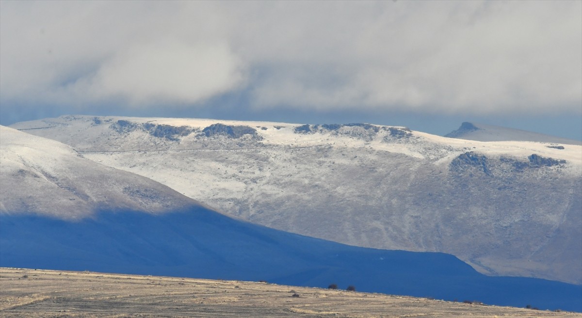 Kars'ın Sarıkamış ilçesinin yüksek kesimleri beyaza büründü.