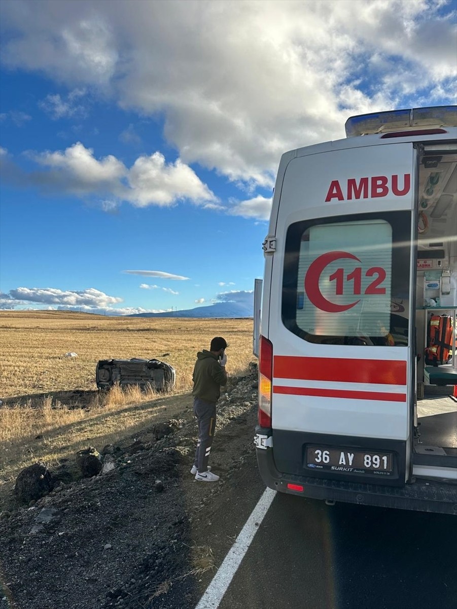 Kars'ta şarampole devrilen otomobildeki 1 kişi öldü, 2'si çocuk 3 kişi yaralandı. 