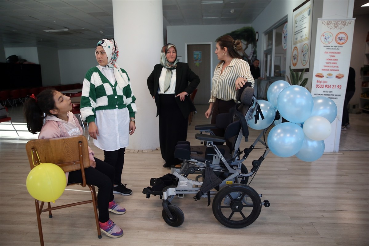 Kastamonu'da 14 yaşındaki serebral palsili Zeynep Hoşlan'ın yüzü, ayarlanabilir sırt açısı...