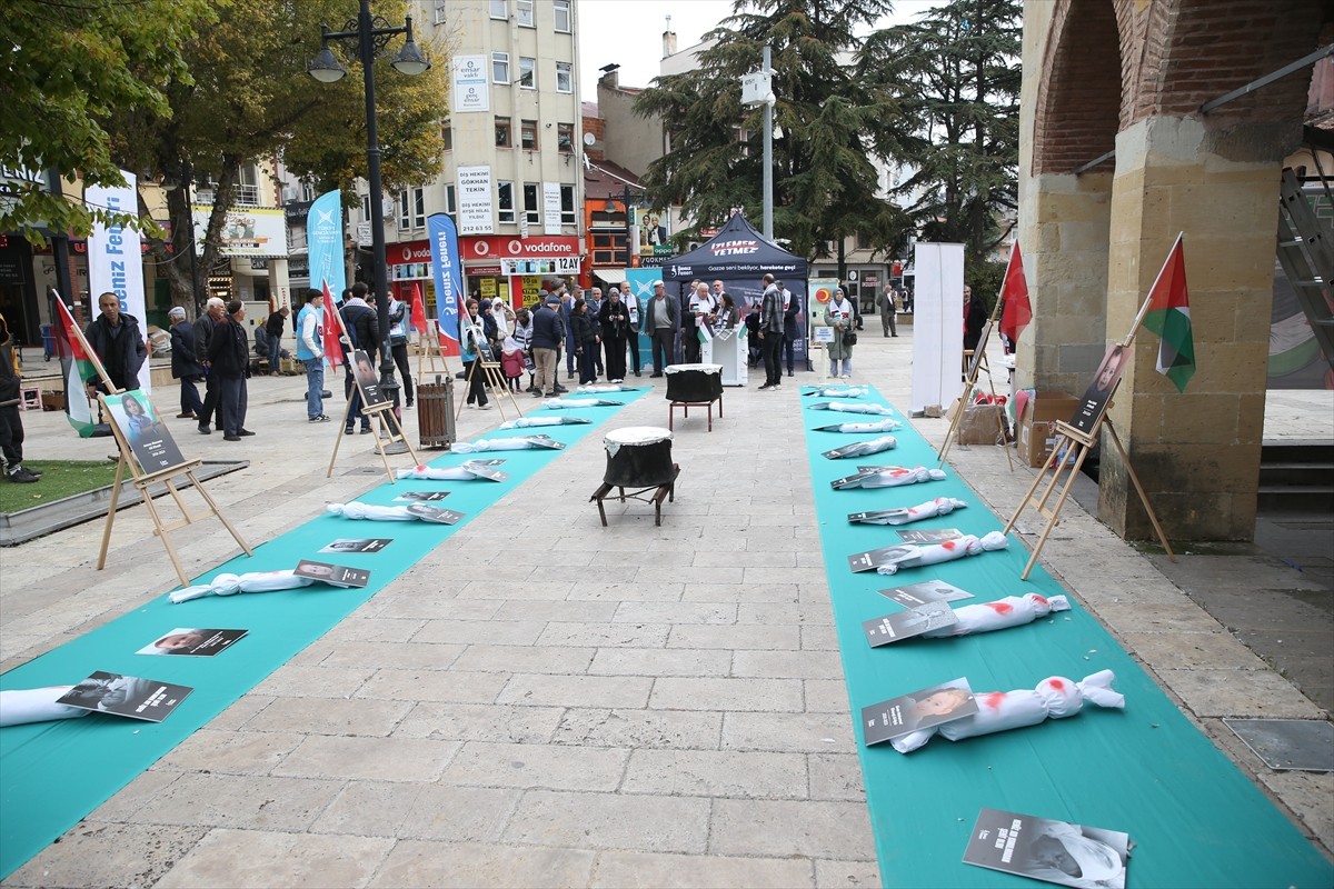 Kastamonu'da Gazze'deki insanlık dramına dikkati çekmek amacıyla "Küçük Kefenler Sergisi"...