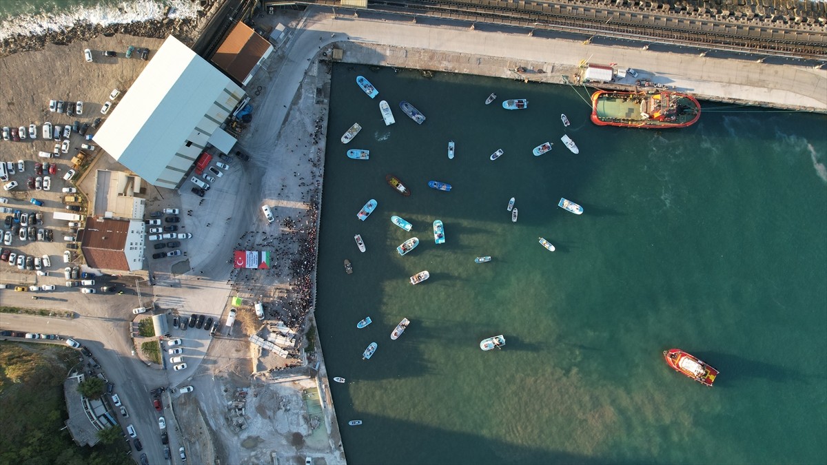 Kastamonu'nun İnebolu ilçesinde Küresel Sumud Filosu'na destek olmak ve İsrail'in saldırılarını...