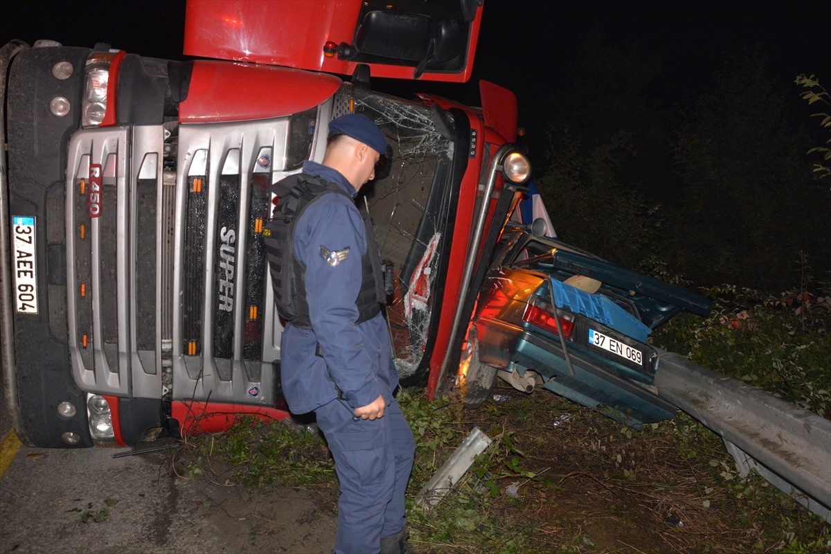 Kastamonu'nun İnebolu ilçesinde tır ile otomobilin çarpışması sonucu 2 kişi yaralandı.