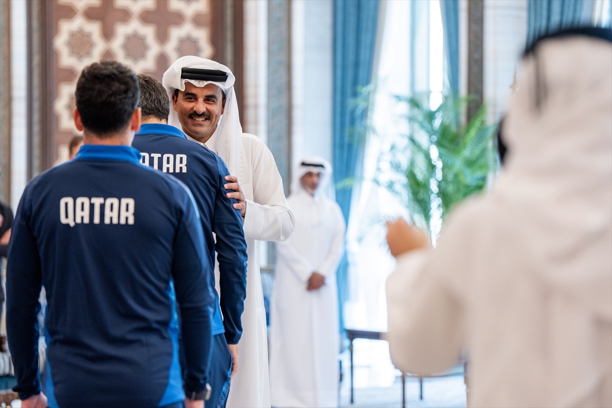 Katar Emiri Şeyh Temim bin Hamed Al Sani, 2026 FIFA Dünya Kupası'na katılmayı garantileyen Katar...