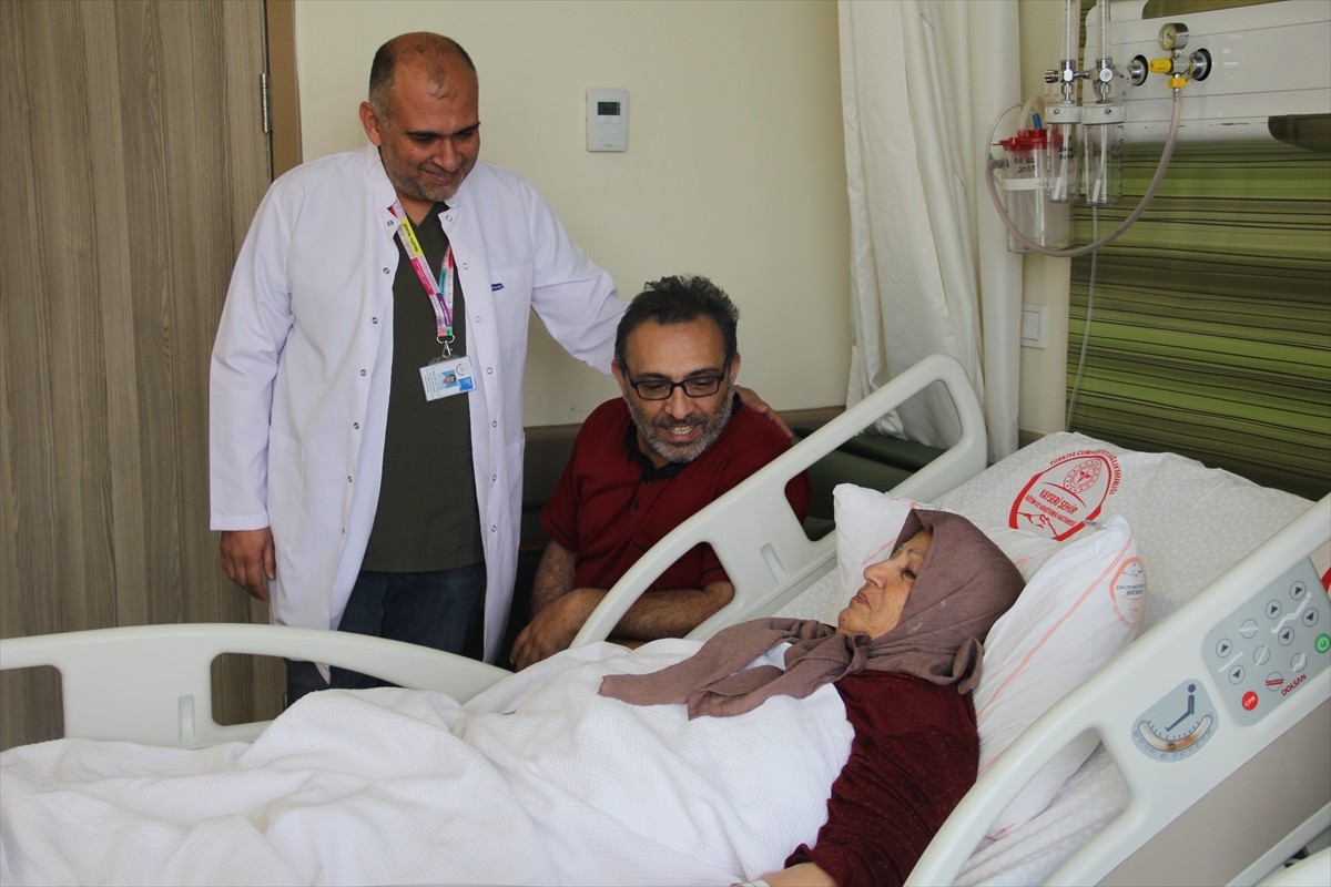 Kayseri'de 5 gün arayla kalp krizi geçiren anne Ayten (sağda) ile oğlu Mehmet Öztemir (ortada)...