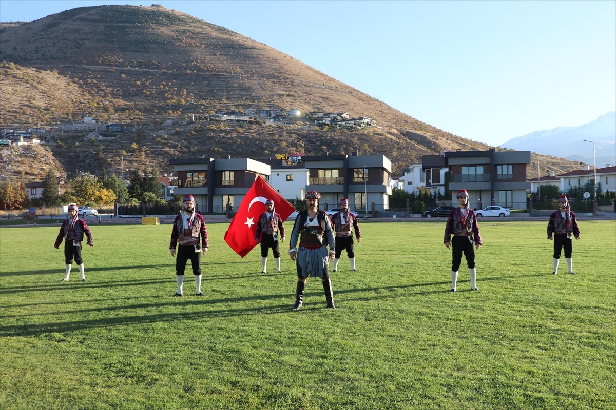 Kayseri'de halk oyunları ekibinden iki kişi, 29 Ekim Cumhuriyet Bayramı dolayısıyla efe kıyafeti...
