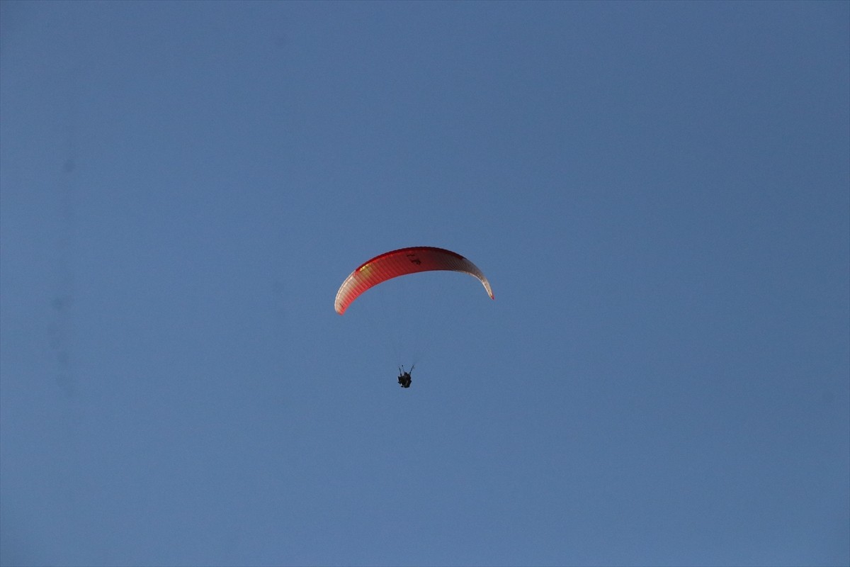 Kayseri'de halk oyunları ekibinden iki kişi, 29 Ekim Cumhuriyet Bayramı dolayısıyla efe kıyafeti...