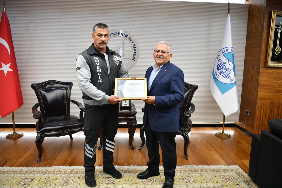 Kayseri'de karşı perona geçmeye çalışan kadın yolcuya tramvayın çarpmasını önleyen güvenlik...