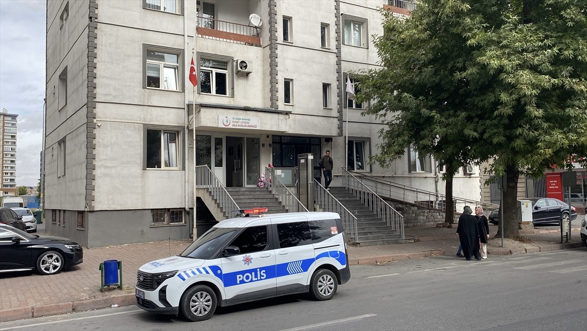 Kayseri'nin merkez Melikgazi ilçesinde bir aile sağlığı merkezinde çıkan sıra kavgasında 3 kişi...