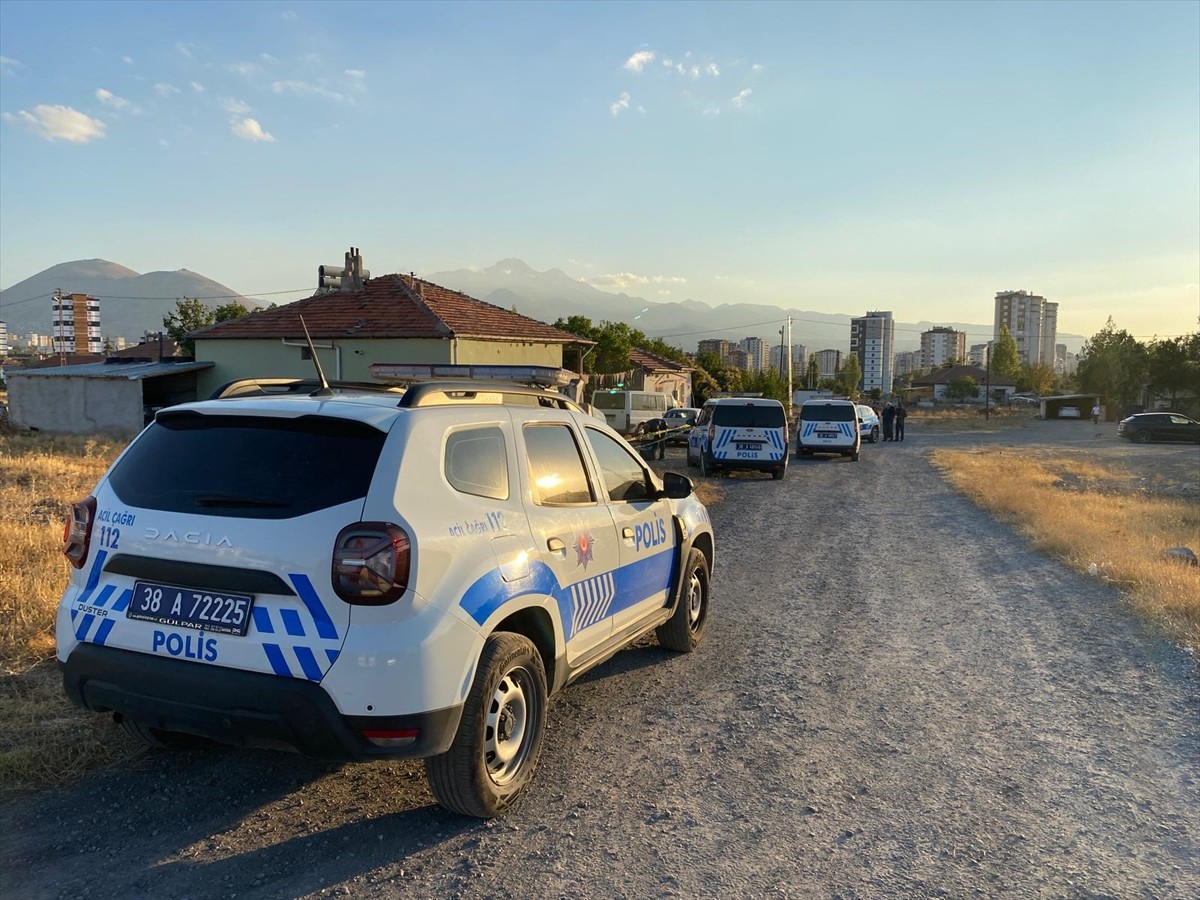 Kayseri'nin merkez Melikgazi ilçesinde evlerinin bahçesinde silahlı saldırıya uğrayan baba ve oğlu...