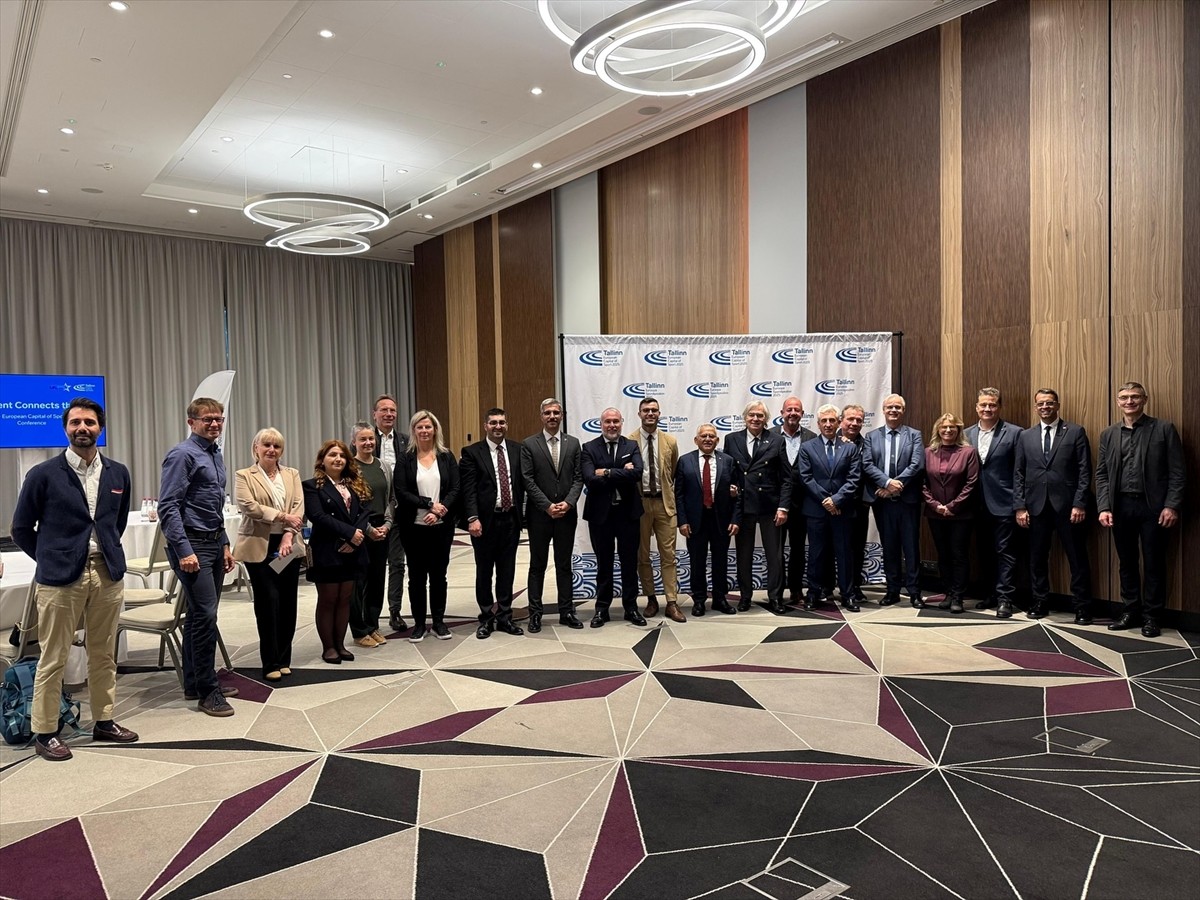 Kayseri Büyükşehir Belediye Başkanı Memduh Büyükkılıç (solda), Estonya'nın Başkenti Tallinn...