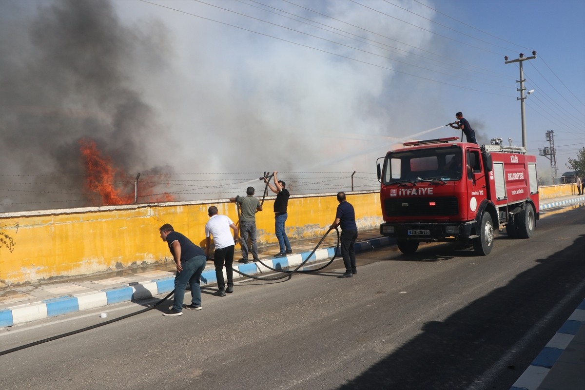 Kilis'te kauçuk üretim fabrikasında çıkan yangın hasara neden oldu.