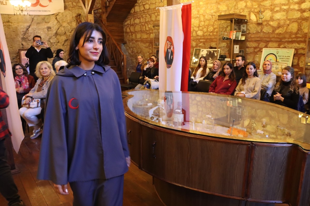 Kırklareli'nde "Sağlığın Tarihi Adımları Defilesi"nde 1854 yılından bugüne sağlık çalışanlarının...