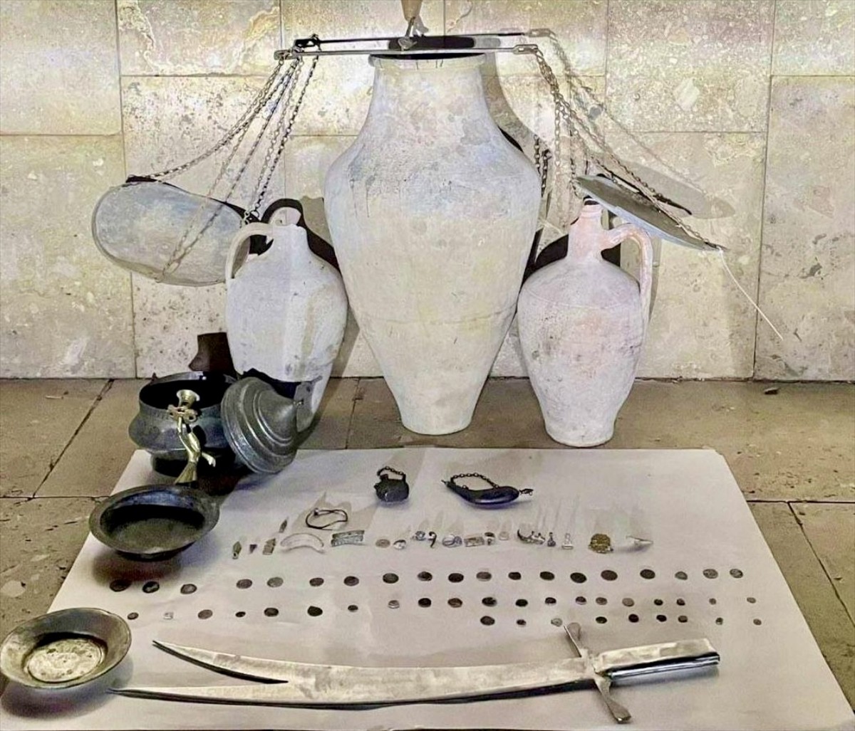 Kırşehir'de tarihi eser niteliği taşıyan 79 objeyi satmaya çalışan 2 zanlı gözaltına alındı....