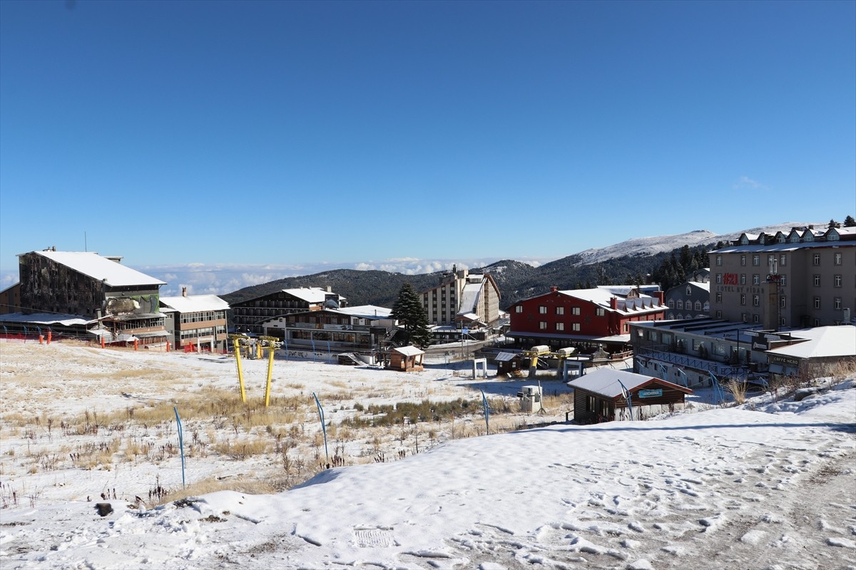 Kış turizminin önemli merkezlerinden Uludağ'da gece saatlerinde başlayan kar, çok sayıda...