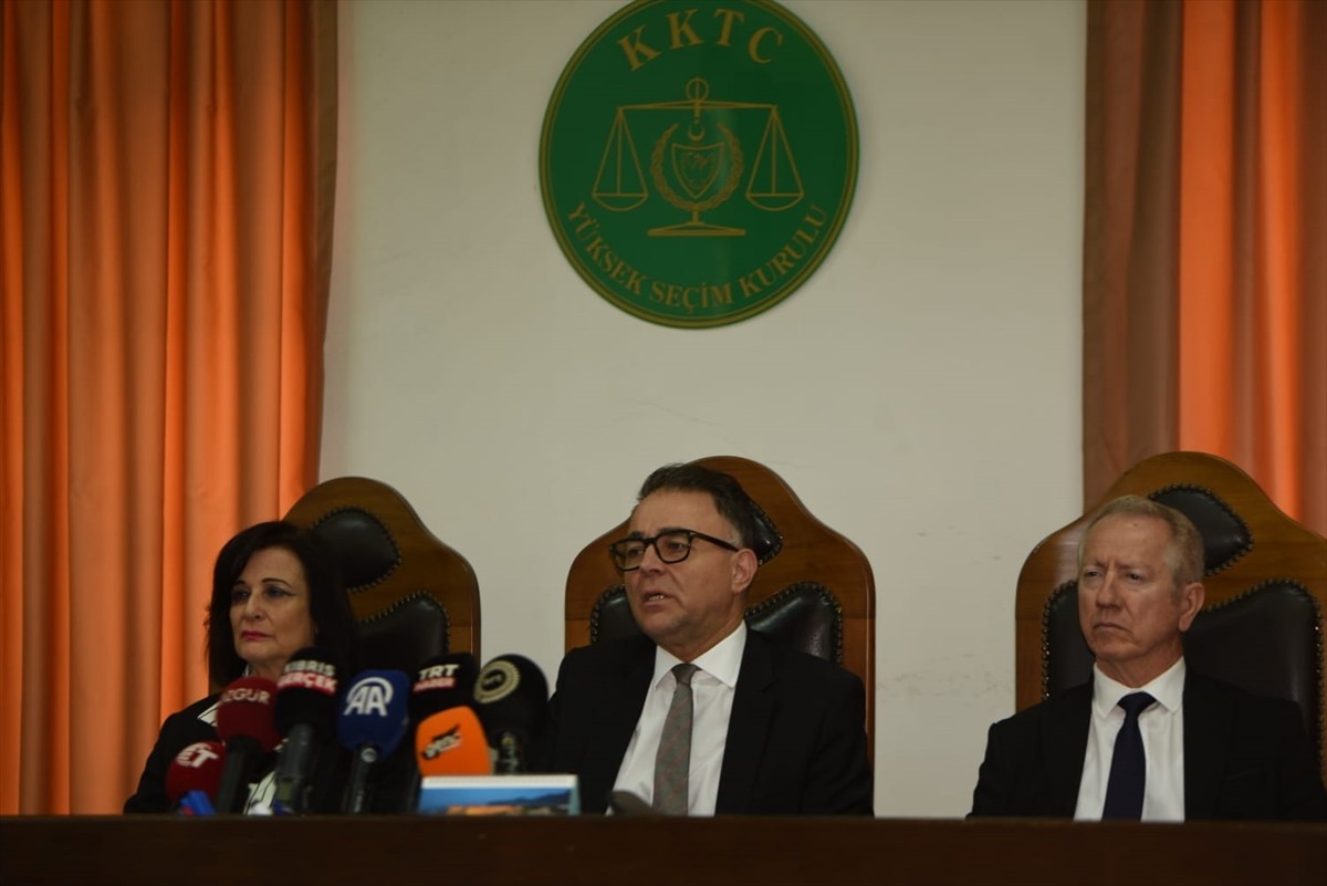 KKTC Yüksek Seçim Kurulu Başkanı Bertan Özerdağ, seçimde kullanılacak yazılım programının dışardan...