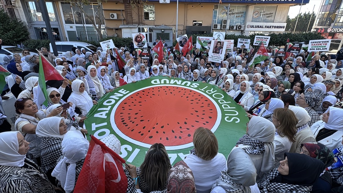 Kocaeli'de AK Parti Kadın Kolları tarafından "Gazze için Sessiz Çığlık" etkinliği düzenlendi. Türk...