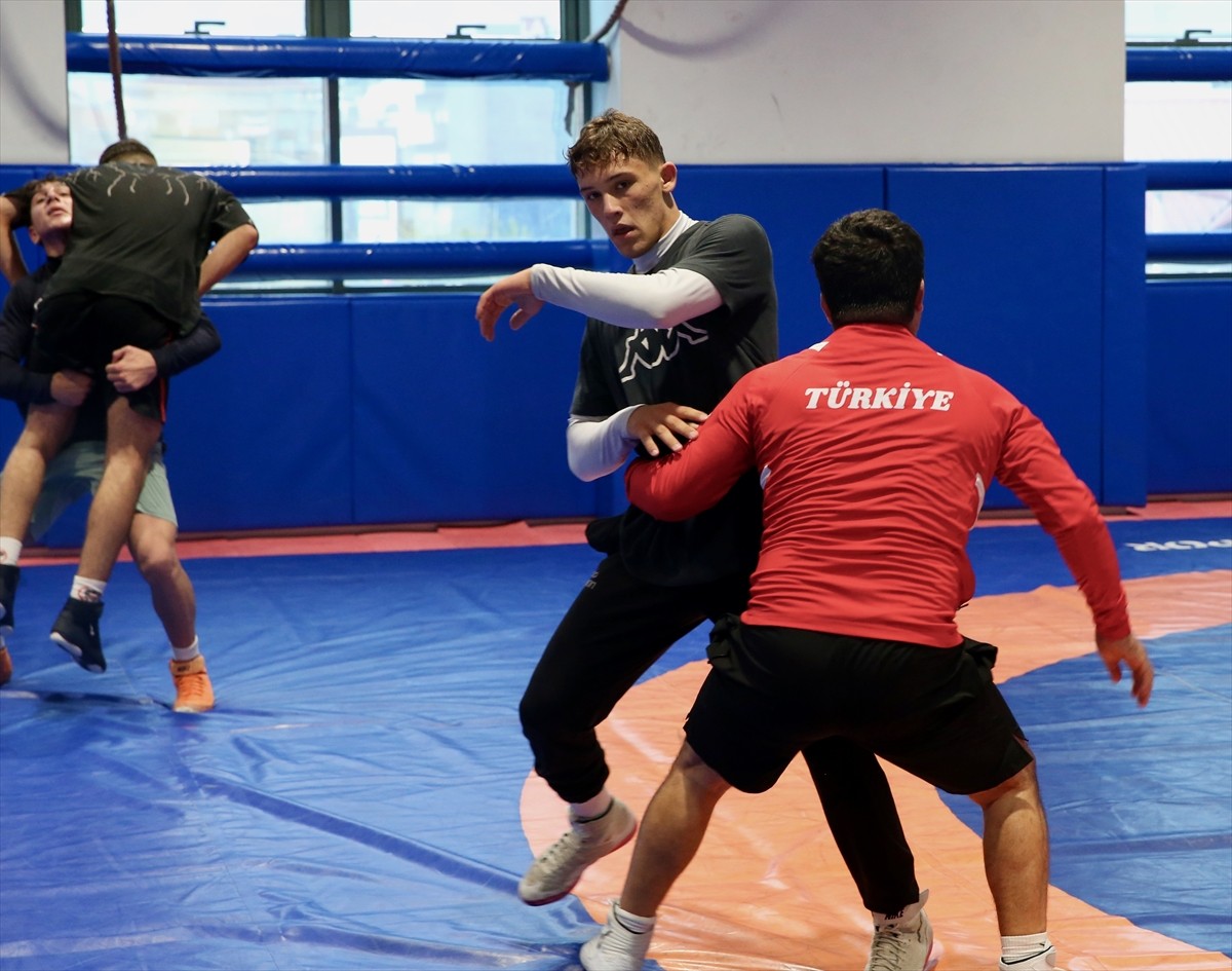 Kocaeli'de kamp yapan U-15 Serbest Stil Güreş Güreş Milli Takımı, Romanya'da düzenlenecek Balkan...