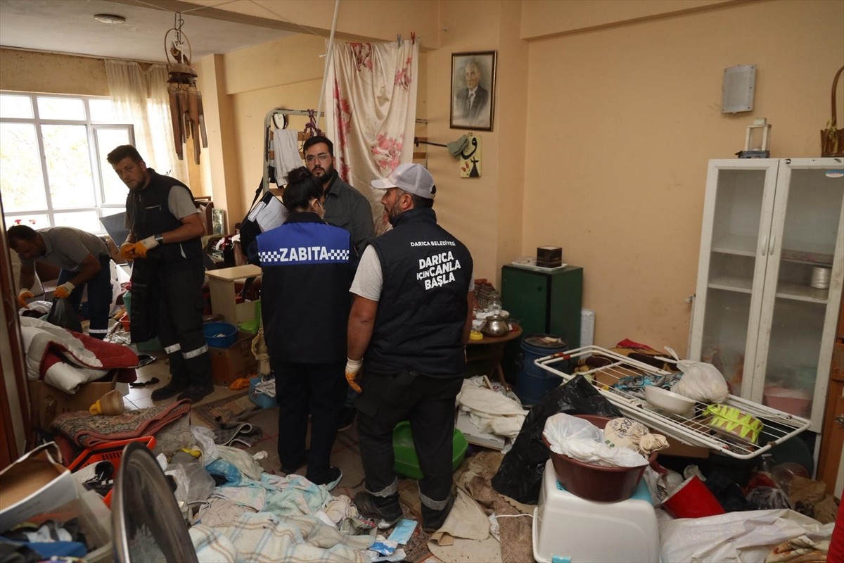 Kocaeli'nin Darıca ilçesinde bir evden 2 kamyon çöp çıkarıldı.