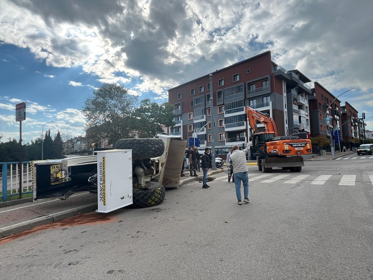 Kocaeli'nin Derince ilçesinde, seyir halindeki tırın üzerinden yola devrilen iş makinesindeki kişi...