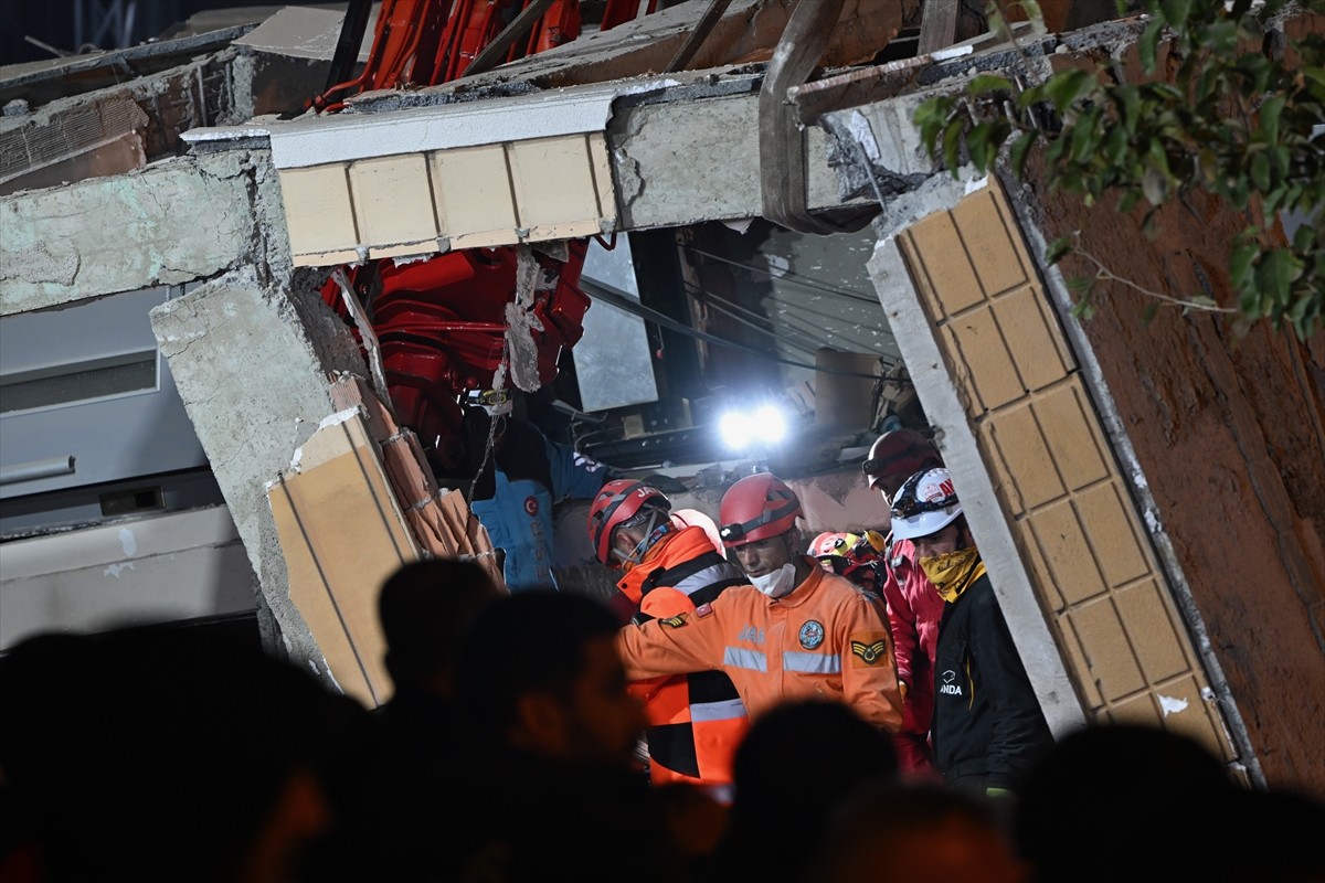Kocaeli'nin Gebze ilçesinde çöken 7 katlı binanın enkazında kalan aileden baba Levent ve anne...