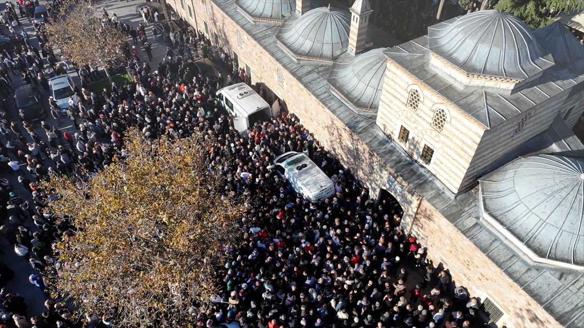Kocaeli'nin Gebze ilçesinde çöken 7 katlı binanın enkazında kalarak yaşamını yitiren anne, baba ve...